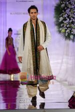Model walks the ramp for Manish Malhotra at Aamby Valley India Bridal Week day 5 on 2nd Nov 2010 (134).JPG